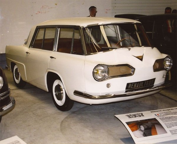 Проекти Renault 600 и 900 несъмнено са най-невероятните от всички. Родени съответно през през 1957 и 1959 г. тези концепции могат да се считат за предшественици на минивановете Espace или Sc&eacute;nic, защото се стремят да оптимизират използването на пространството.